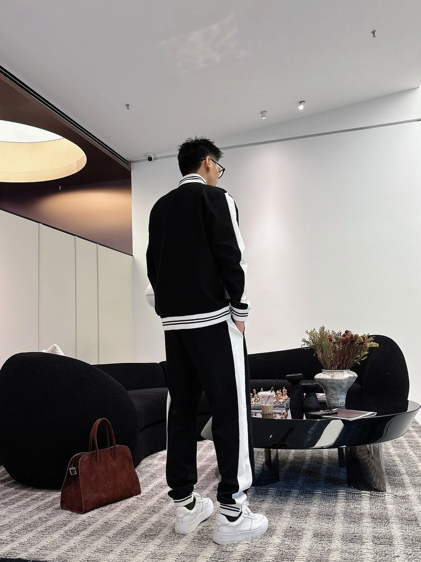 [LV Louis Vuitton] Hot-selling suit is coming. Focus on the original version of the official website. 2025 new hot-selling cardigan and sweatshirt suit. The original order is the best 🇭🇰. It is the meticulous work of top designers. It has a fitting and perfect upper body effect. All-natural high-quality Tencel Roman cotton 100%, close-fitting comfort, noble and elegant! Original hardware embodies elegance and nobility! Counter size: M-3XL (maximum wear up to 190 pounds)